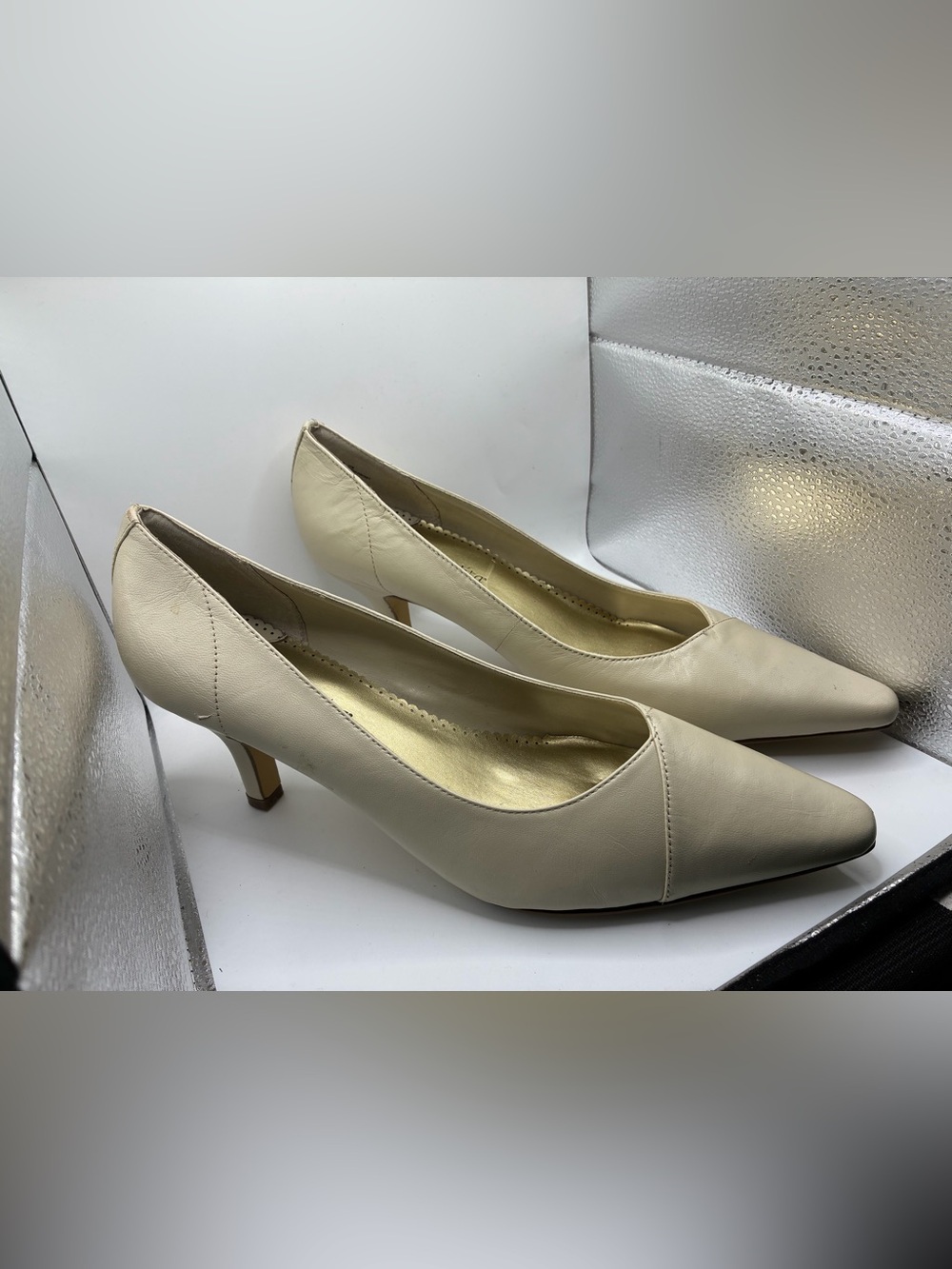 Bella Vita Wow Leather Pumps Bone White Women’s 12N Narrow Kitten Heel Shoes